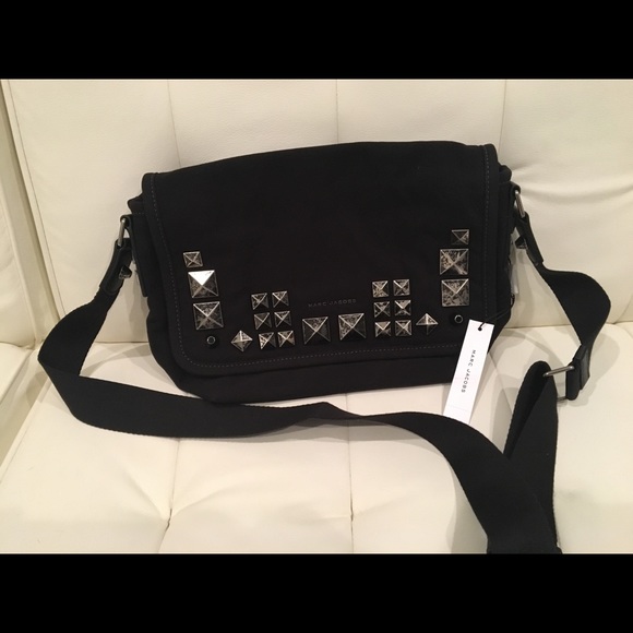 Marc Jacobs Handbags - NWT Marc Jacobs messenger crossbody purse